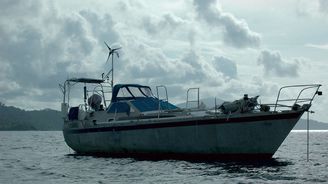 Plavba kolem zeměkoule na české plachetnici Altego: Tvrdá zkouška na Bali