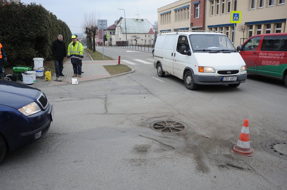 Před začátkem opravy je nejprve potřeba rozbitá místa očistit