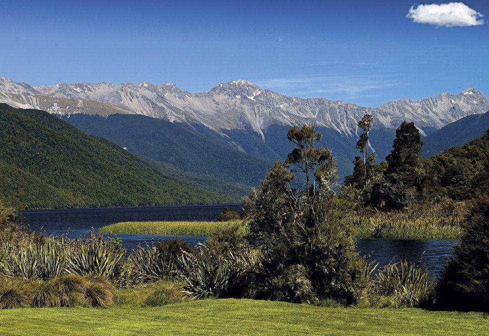 Jezero Rotoroa v národním parku Nelson Lakes