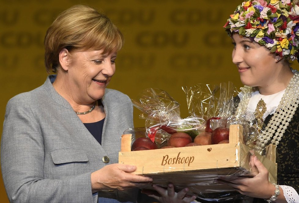 Angela Merkelová v Dolním Sasku. Její CDU tam však zemské volby prohrála a skončila druhá.