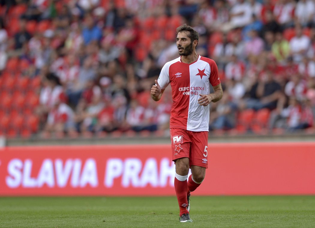 Záložník Slavie Halil Altintop v akci