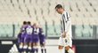 Alvaro Morata a za ním hlouček radujících se fotbalistů Fiorentiny