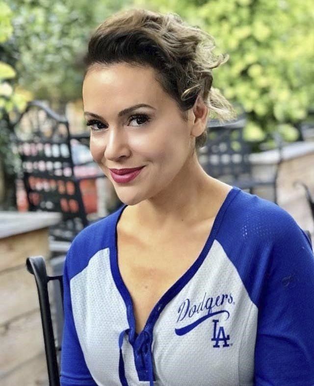 Herečka Alyssa Milano vyzvala všechny na sociálních sítích, aby se ozvali, pokud někdy byli sexuálně obtěžováni.