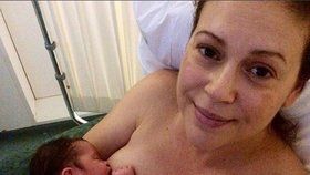 Alyssa Milano vzkazuje kritikům: Klidně budu dceru kojit až do 6 let!