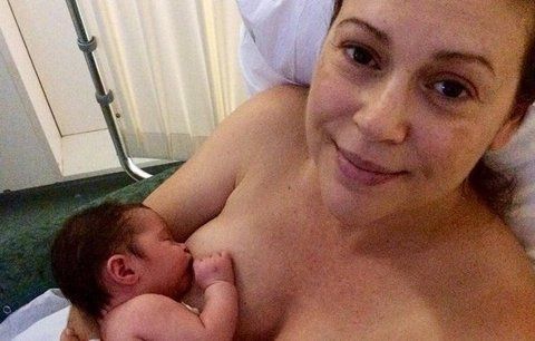 Alyssa Milano vzkazuje kritikům: Klidně budu dceru kojit až do 6 let!