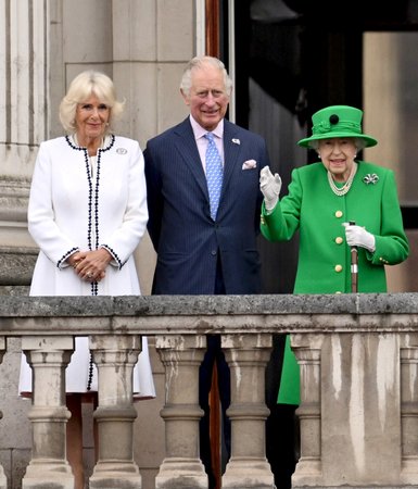 Královna Alžběta II. na závěr oslav zdraví davy před Buckinghamským palácem.