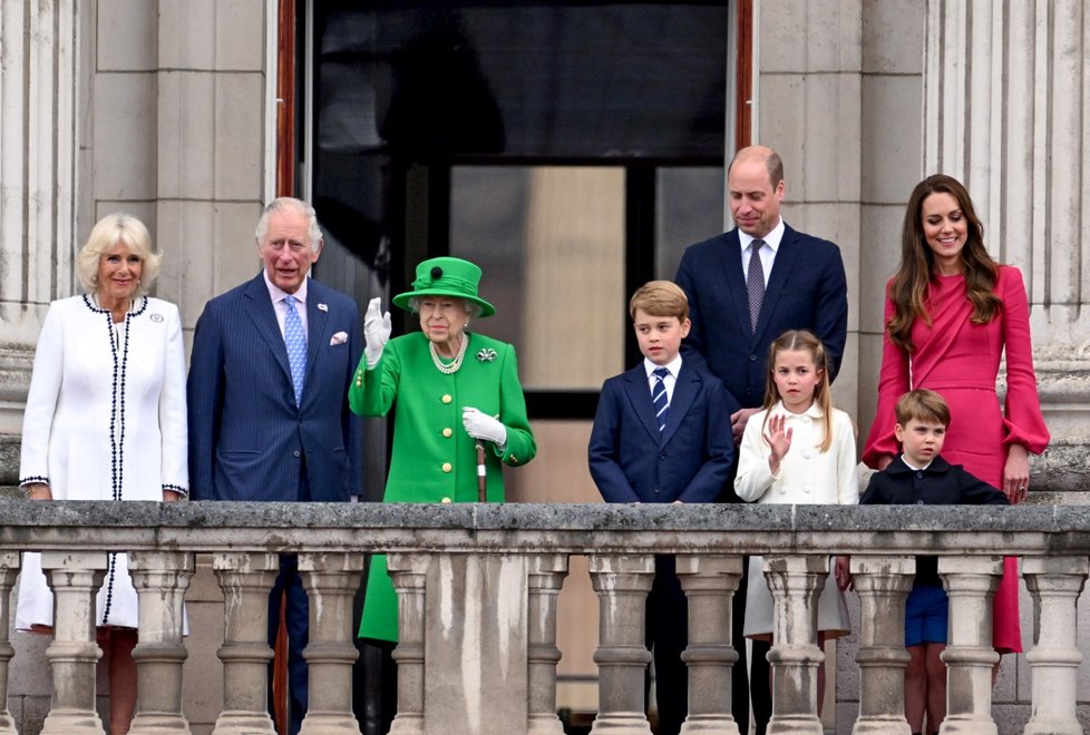 Královna Alžběta II. na závěr oslav zdraví davy před Buckinghamským palácem.