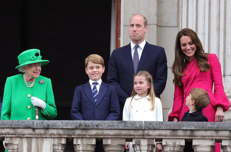 Královna Alžběta II. na závěr oslav zdraví davy před Buckinghamským palácem.