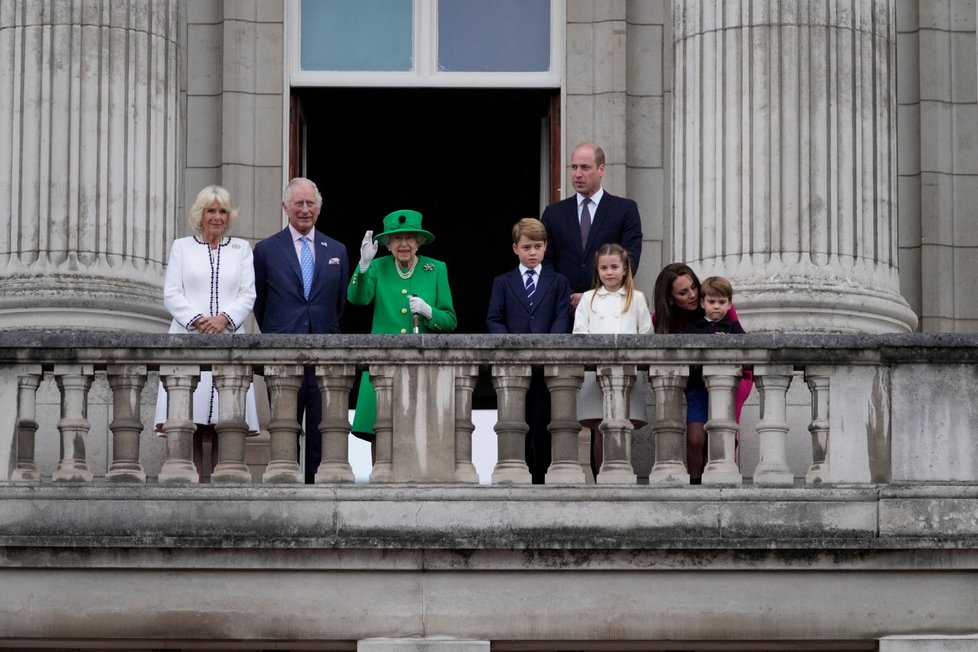 Královna Alžběta II. na závěr oslav zdraví davy před Buckinghamským palácem.