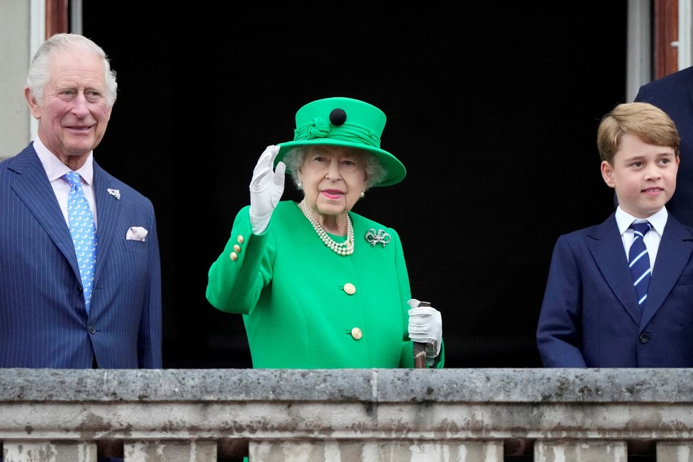 Královna Alžběta II. na závěr oslav zdraví davy před Buckinghamským palácem.