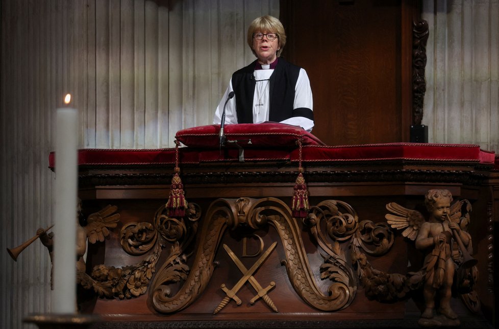 Londýnská biskupka Sarah Mullally promlouvá během bohoslužby.