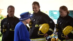 Alžběta II. navštívila přeživší požáru londýnského mrakodrapu.
