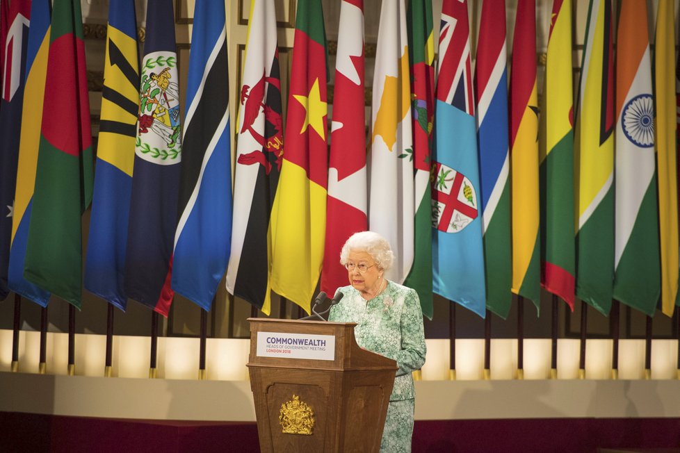 Alžběta II. pri zahájení summitu Commonwealthu.