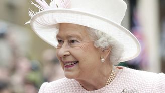 Byrokracie nezná hranic: Britská královna má opravdu britské občanství a nechce žádat Španělsko o politický azyl