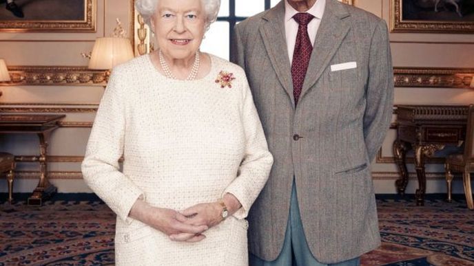 Nový oficiální portrét královny Alžběty a prince Filipa