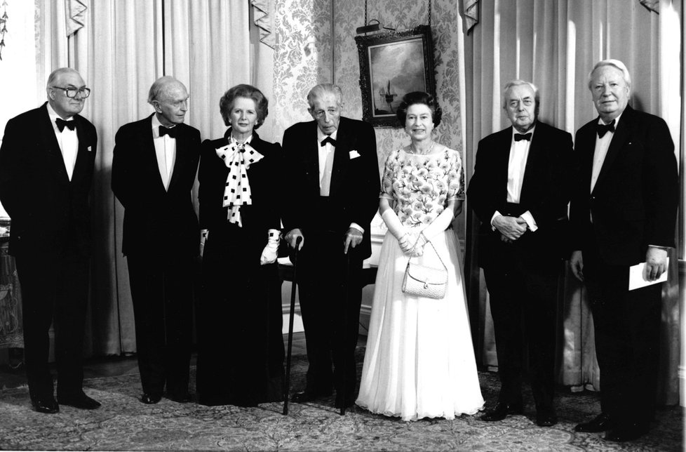 Alžběta a expremiéři: Callaghan, Douglas-Home, Thatcherová, Macmillan, Wilson, Heath.