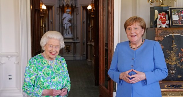 Britská královna Alžběta II. a německá kancléřka Angela Merkelová (2. 7. 2021)