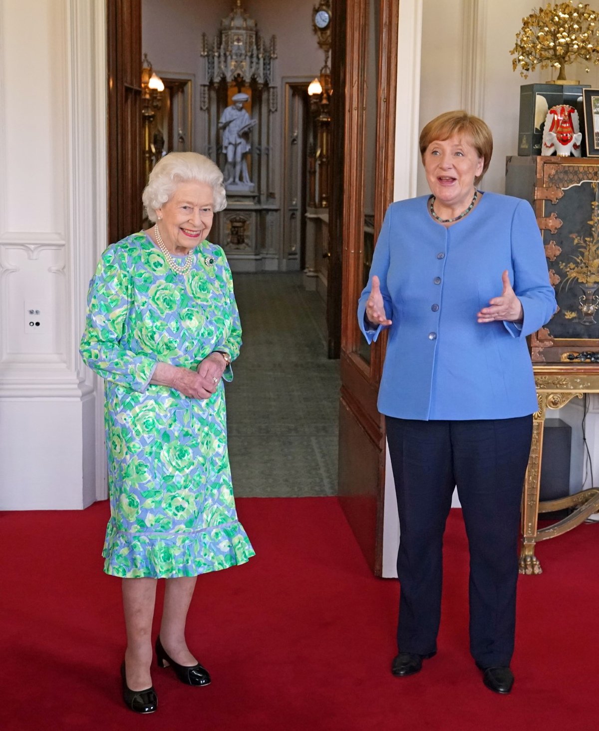 Britská královna Alžběta II. a německá kancléřka Angela Merkelová (2. 7. 2021)