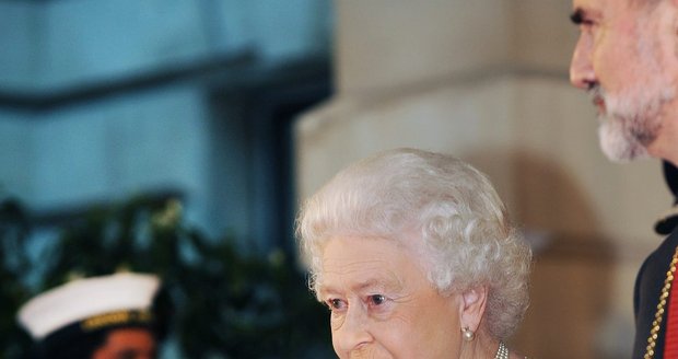 Královna Alžběta II. hostí 850 lidí