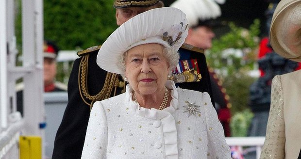 Alžběta II. vypadala v bílém kostýmku velmi královsky