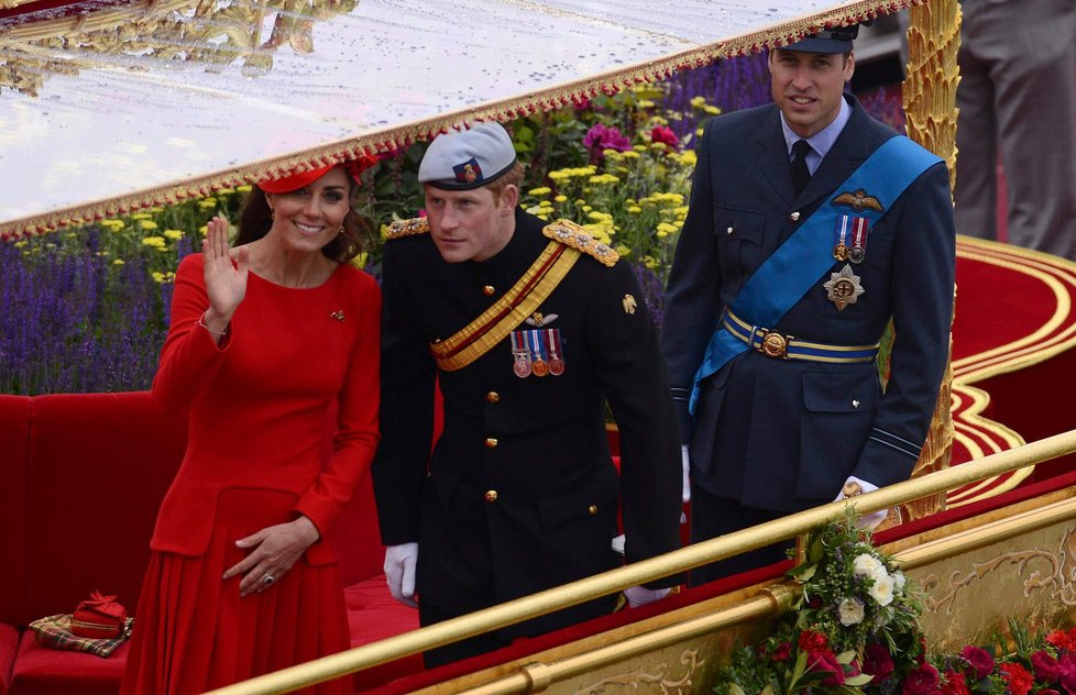 Kate, princ Harry a princ William na loďce