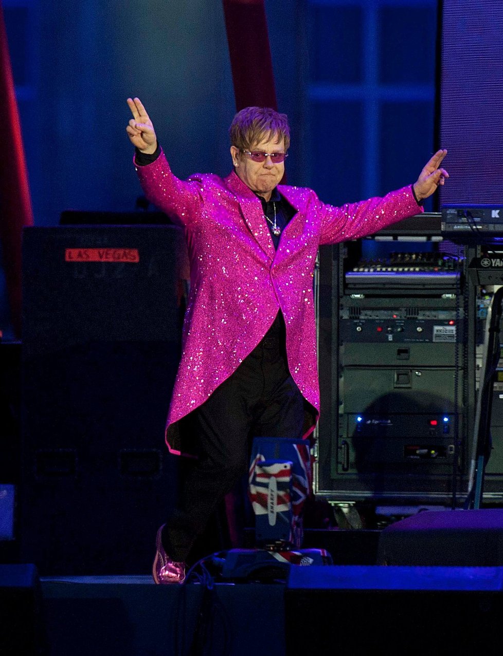 Elton John si oblékl zářivě růžové sako