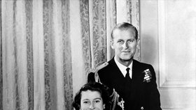 Alžběta s manželem a malým princem Charlesem a jeho sestřičkou.
