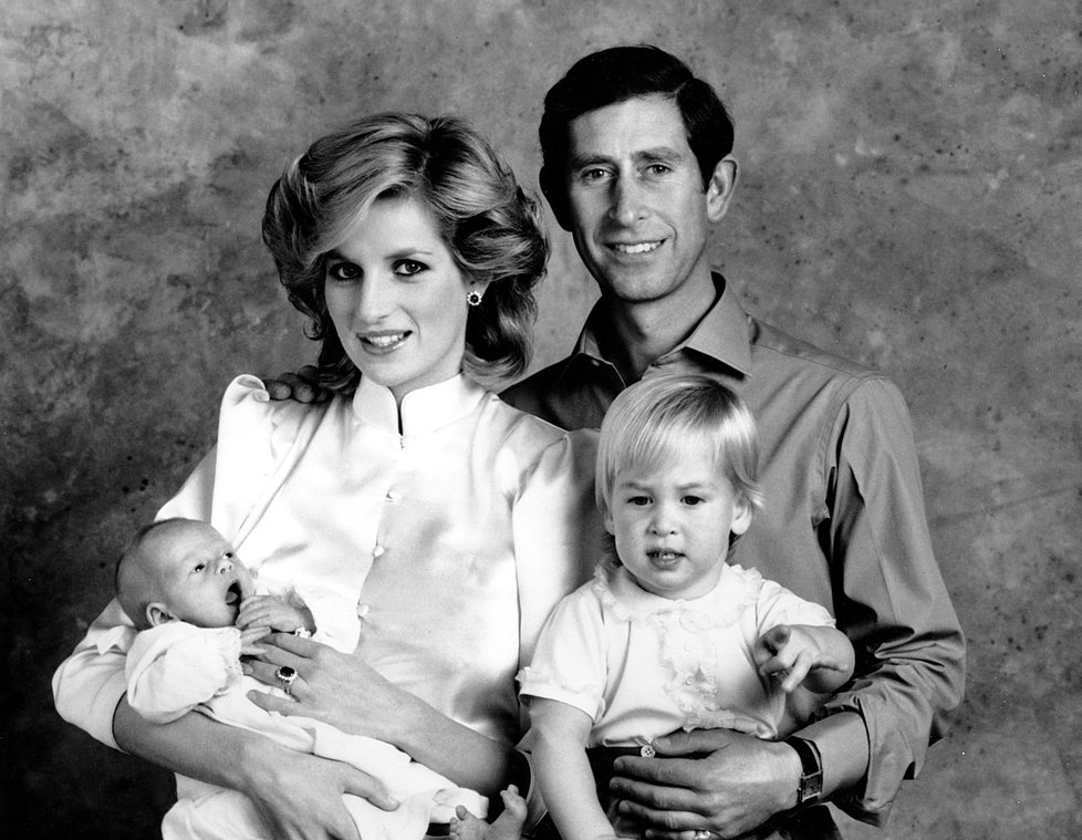 Princezna Diana s princem Charlesem a jejich dětmi.