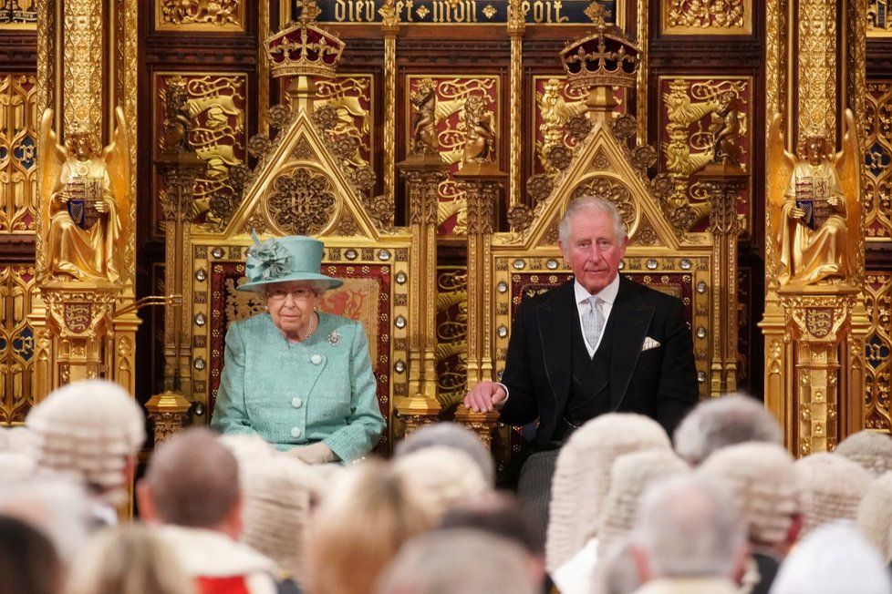 Královna Alžběta II. vždy zahajovala zasedání parlamentu osobně. Doprovázel ji princ Charles
