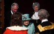 Královna Alžběta II. dorazila na tradiční čtení programu vlády na úvod schůze parlamentu. Doprovodil ji princ Charles (19. 12. 2019)