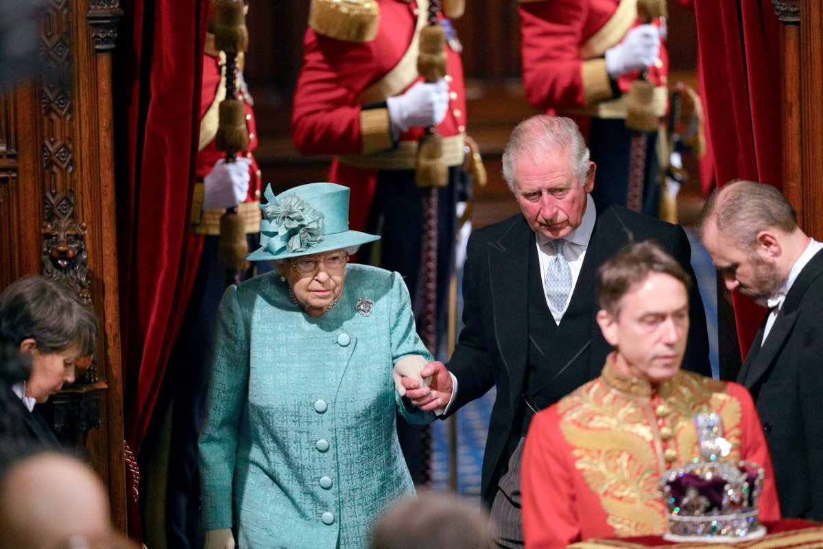 Královna Alžběta II. dorazila na tradiční čtení programu vlády na úvod schůze parlamentu. Doprovodil ji princ Charles (19. 12. 2019)