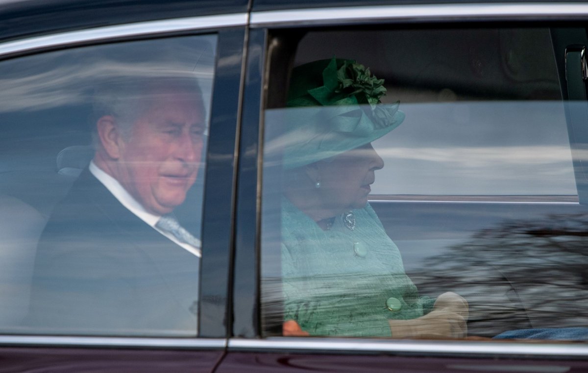 Královnu Alžbětu II. cestou za zákonodárci doprovodil princ Charles (19. 12. 2019)