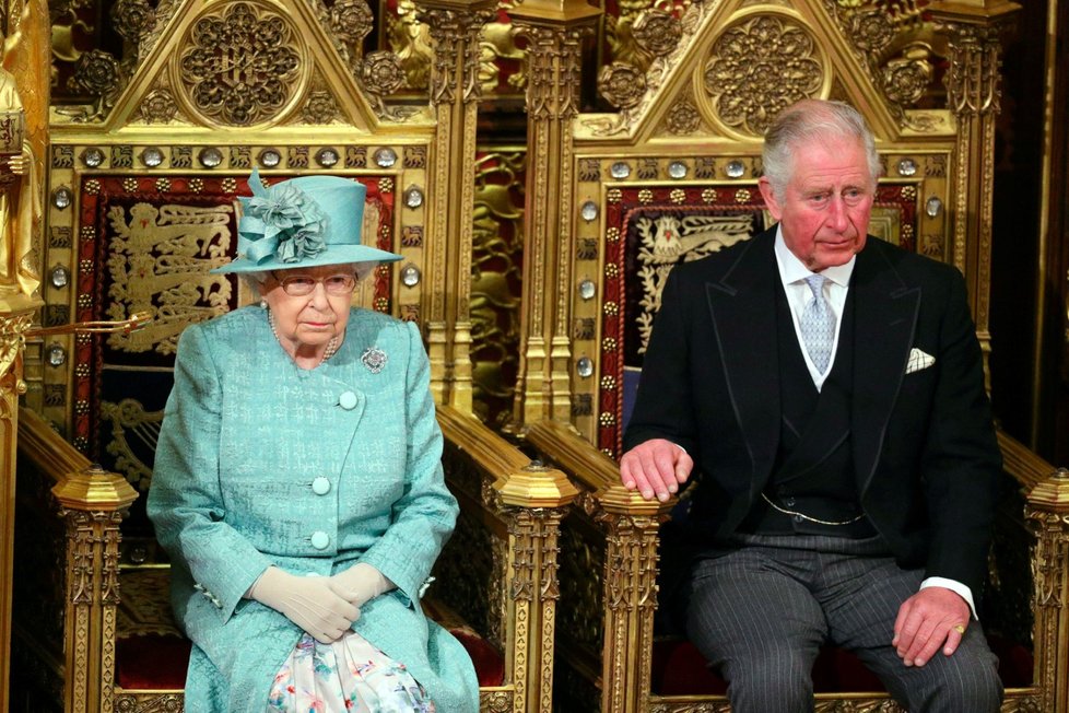 Královna Alžběta II. při tradičním čtení programu vlády na úvod schůze parlamentu. Doprovodil ji princ Charles (19. 12. 2019)