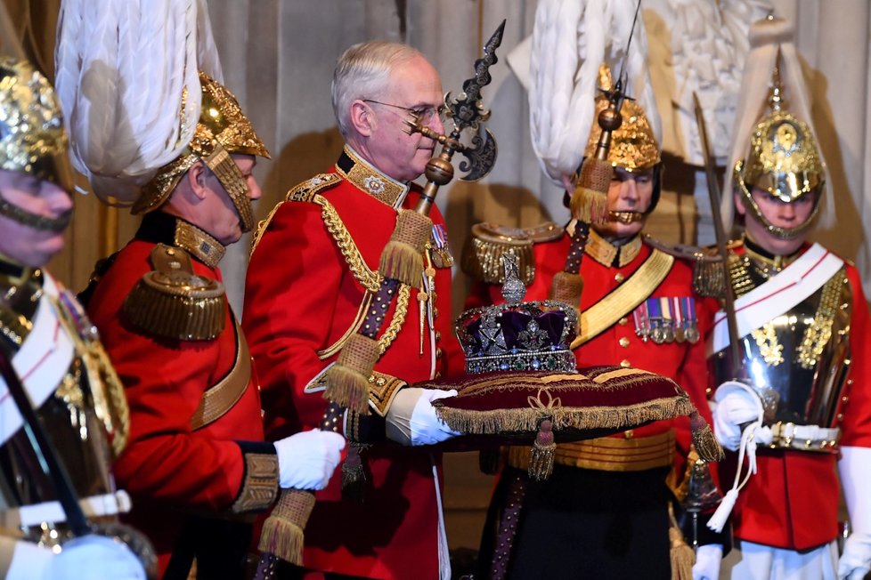 Královna Alžběta II. dorazila na tradiční čtení programu vlády na úvod schůze parlamentu. Nechyběla ani koruna (19. 12. 2019)