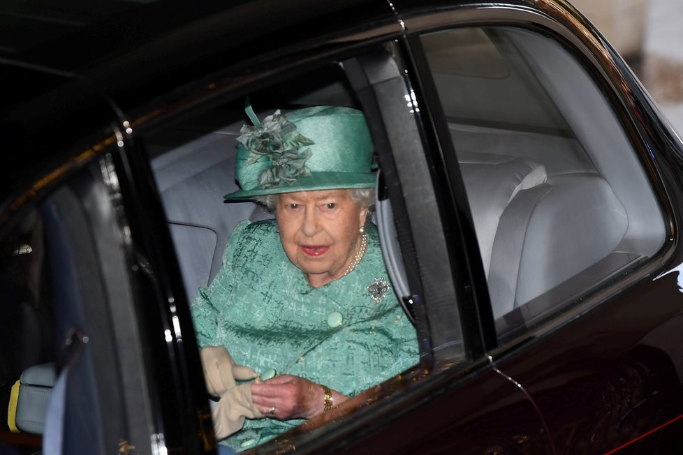 Královna Alžběta II. v autě cestou na tradiční čtení programu vlády na úvod schůze parlamentu (19. 12. 2019)