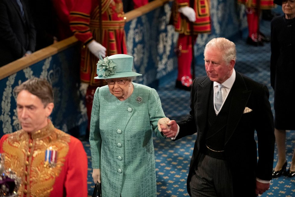 Královna Alžběta II. při tradičním čtení programu vlády na úvod schůze parlamentu. Doprovodil ji princ Charles (19. 12. 2019).