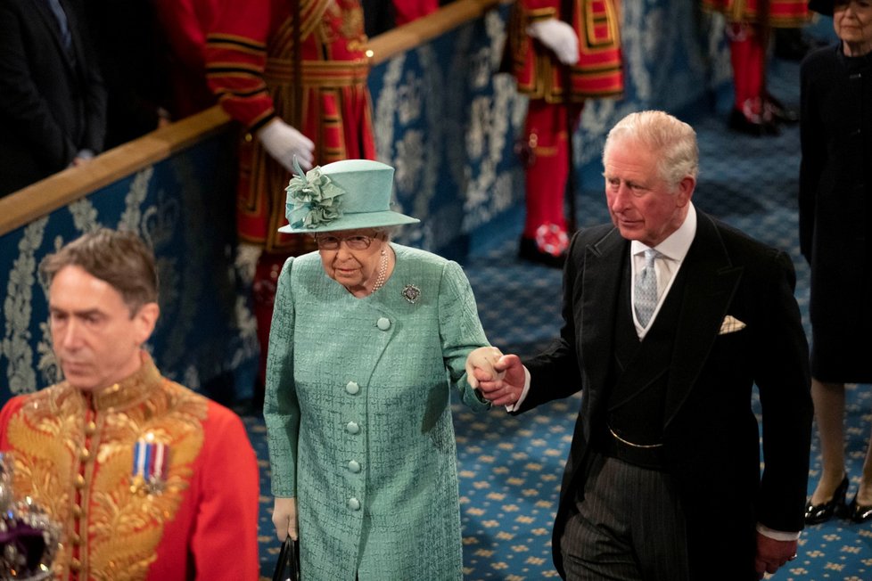 Královna Alžběta II. při tradičním čtení programu vlády na úvod schůze parlamentu. Doprovodil ji princ Charles (19. 12. 2019)