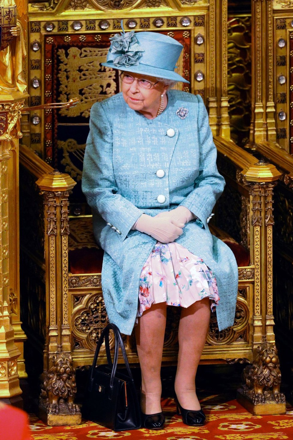 Královna Alžběta II. při tradičním čtení programu vlády na úvod schůze parlamentu. Doprovodil ji princ Charles (19. 12. 2019).