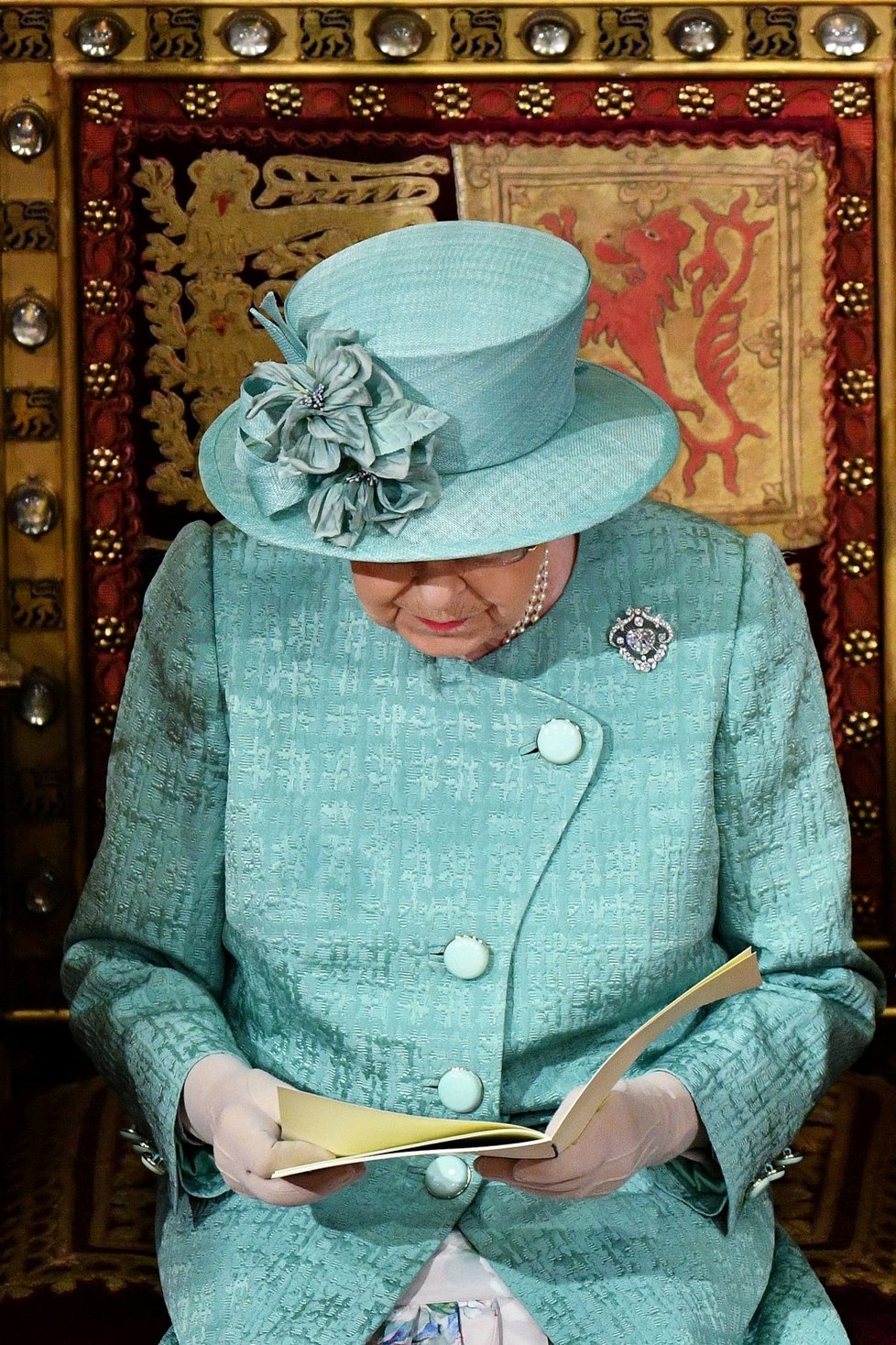 Královna Alžběta II. dorazila na tradiční čtení programu vlády na úvod schůze parlamentu. Doprovodil ji princ Charles (19. 12. 2019).