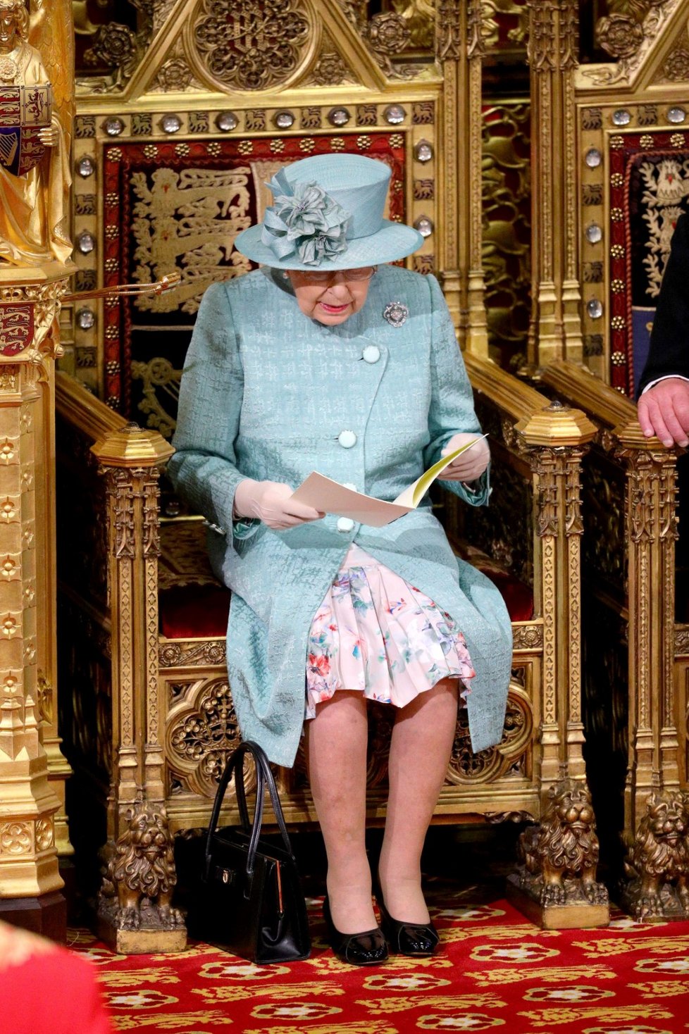 Královna Alžběta II. dorazila na tradiční čtení programu vlády na úvod schůze parlamentu. Doprovodil ji princ Charles. (19. 12. 2019)