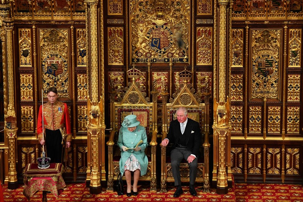 Královna Alžběta II. dorazila na tradiční čtení programu vlády na úvod schůze parlamentu. Doprovodil ji princ Charles (19. 12. 2019).