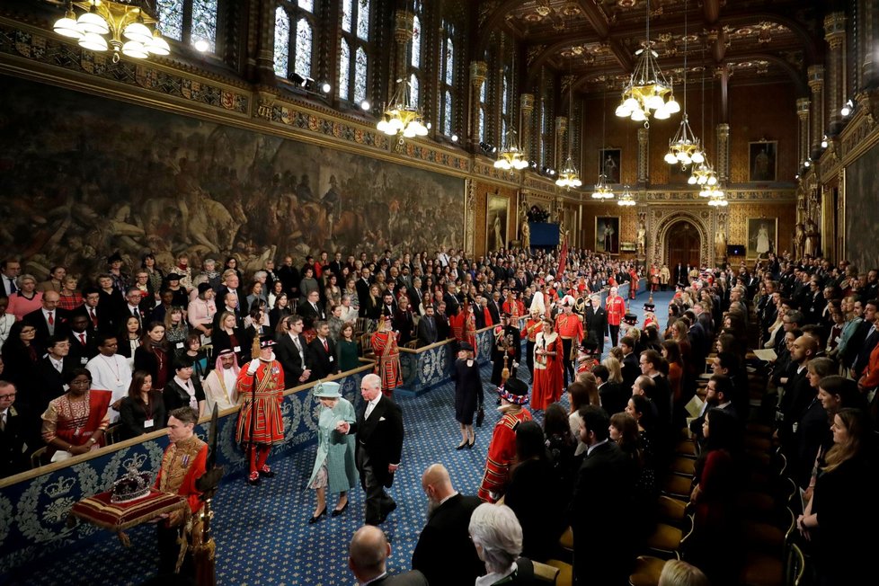Královna Alžběta II. dorazila na tradiční čtení programu vlády na úvod schůze parlamentu. Doprovodil ji princ Charles. (19. 12. 2019)