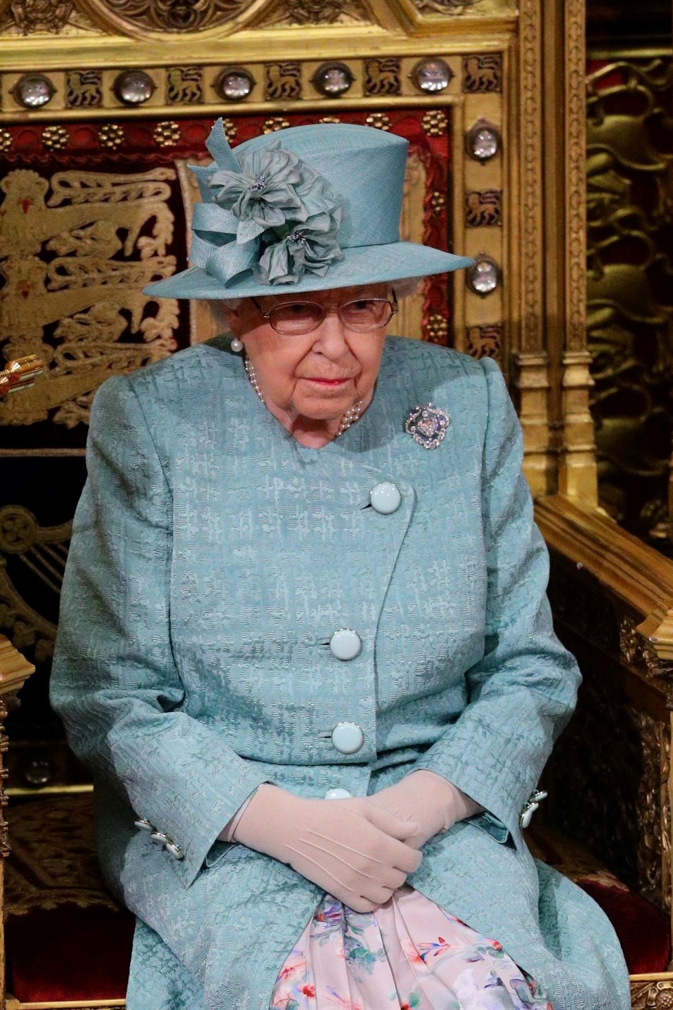 Královna Alžběta II. dorazila na tradiční čtení programu vlády na úvod schůze parlamentu. Doprovodil ji princ Charles (19. 12. 2019)
