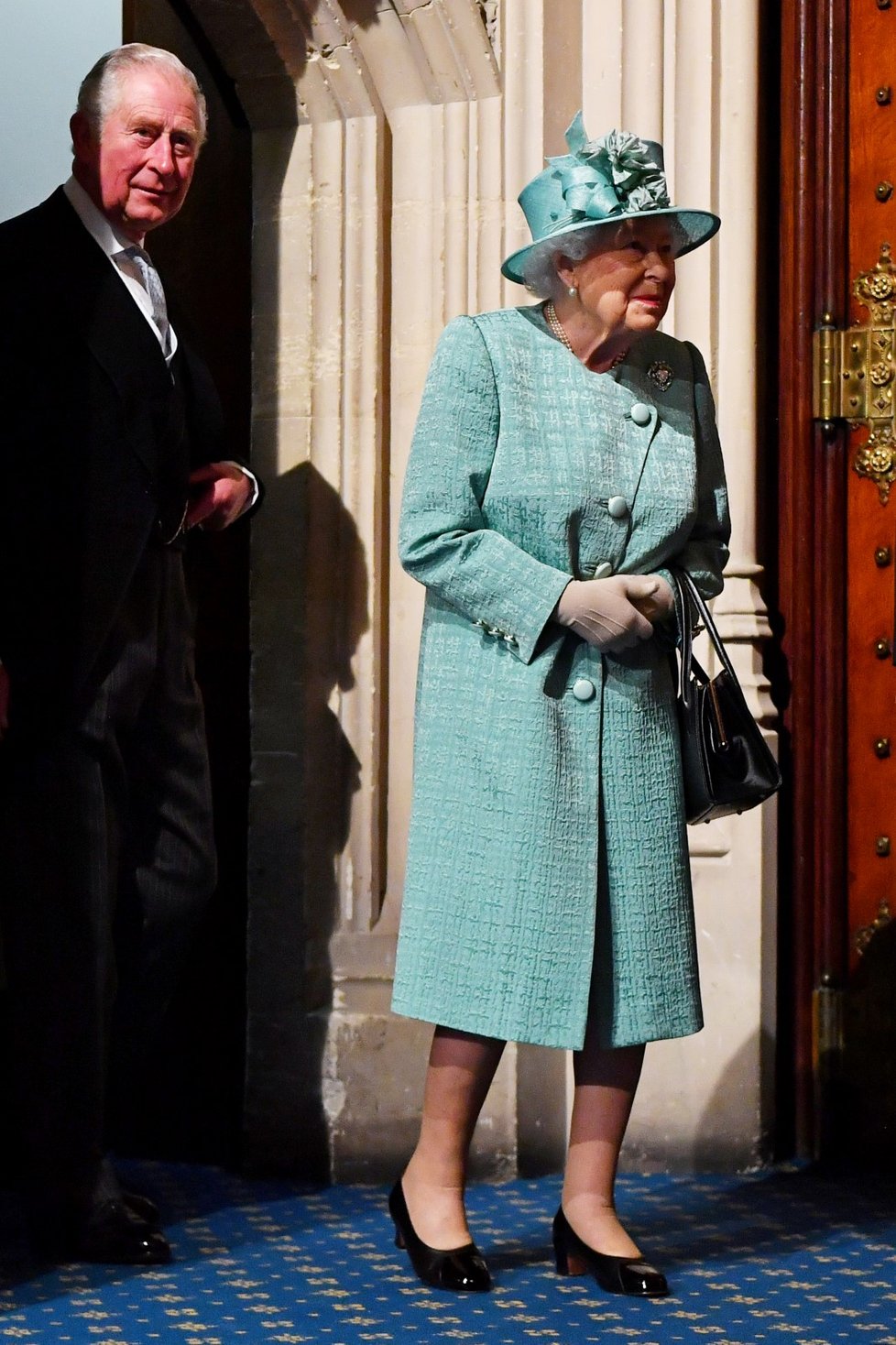 Královnu Alžbětu II. cestou za zákonodárci doprovodil princ Charles. (19. 12. 2019)