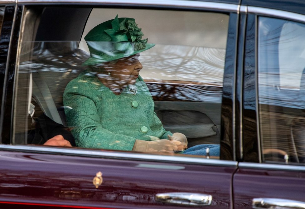 Královnu Alžbětu II. cestou za zákonodárci doprovodil princ Charles (19. 12. 2019).