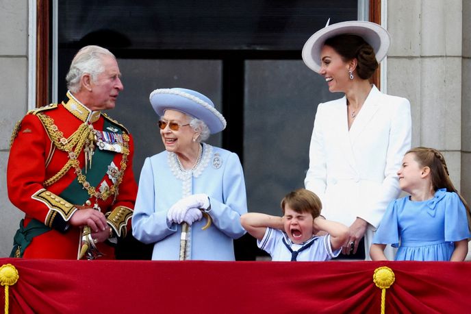 8. září zemřela ve věku 96 let britská královna Alžběta II. Odchod panovnice, která vládla Británii od roku 1952, je považován za konec jedné éry nejen pro Británii. Na snímku je královna s rodinou během červnových oslav platinového jubilea, tedy 70 let na trůnu. Tak dlouho dosud žádný britský panovník nevládl.