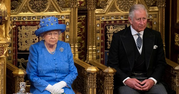 Alžběta II. a Charles, dnes už Karel III.
