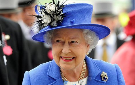 Královna Alžběta II. na včerejších dostizích v Epsomu.