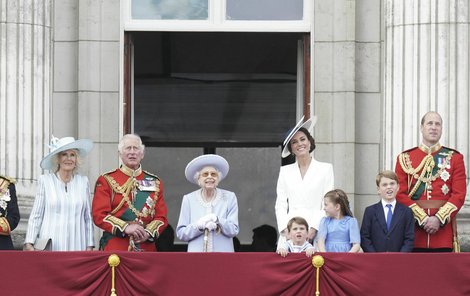 Zleva Camilla, princ Charles, královna Alžběta II., princ Louis, Kate, princezna Charlotte, princ George a princ William na balkoně Buckinghamského paláce.