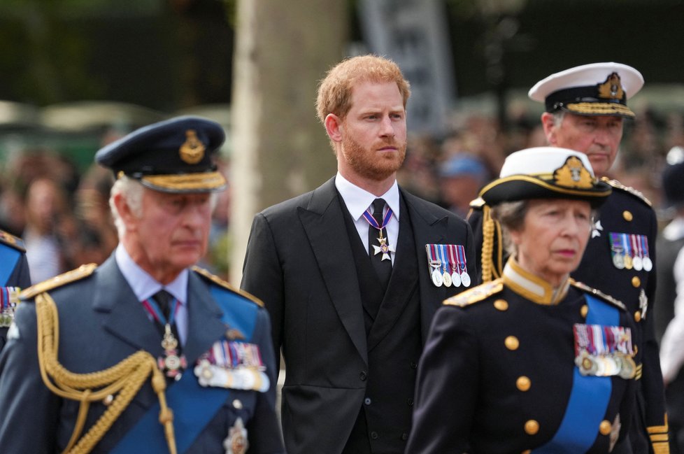 Poslední cesta královny Alžběty II. do Westminsteru - král Karel III., princezna Anna a princ Harry